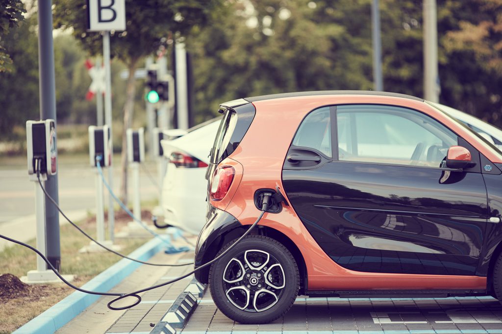 coche eléctrico en recarga