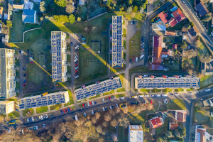 vista aérea de calle con edificios que disponen de placas en sus techos.