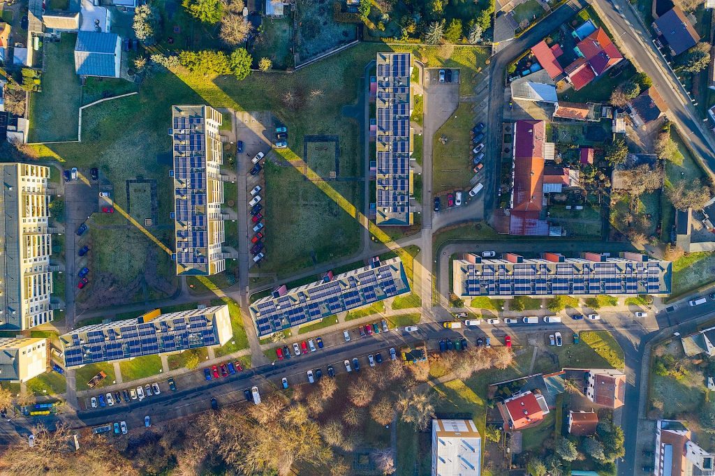 Imagen aérea de calle con edificios que disponen de placas solares en sus techos.