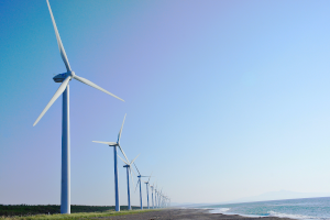 fotografía de aerogeneradores en la costa