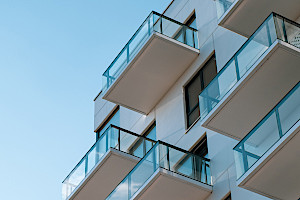 fotografía de balcones con barandillas de cristal