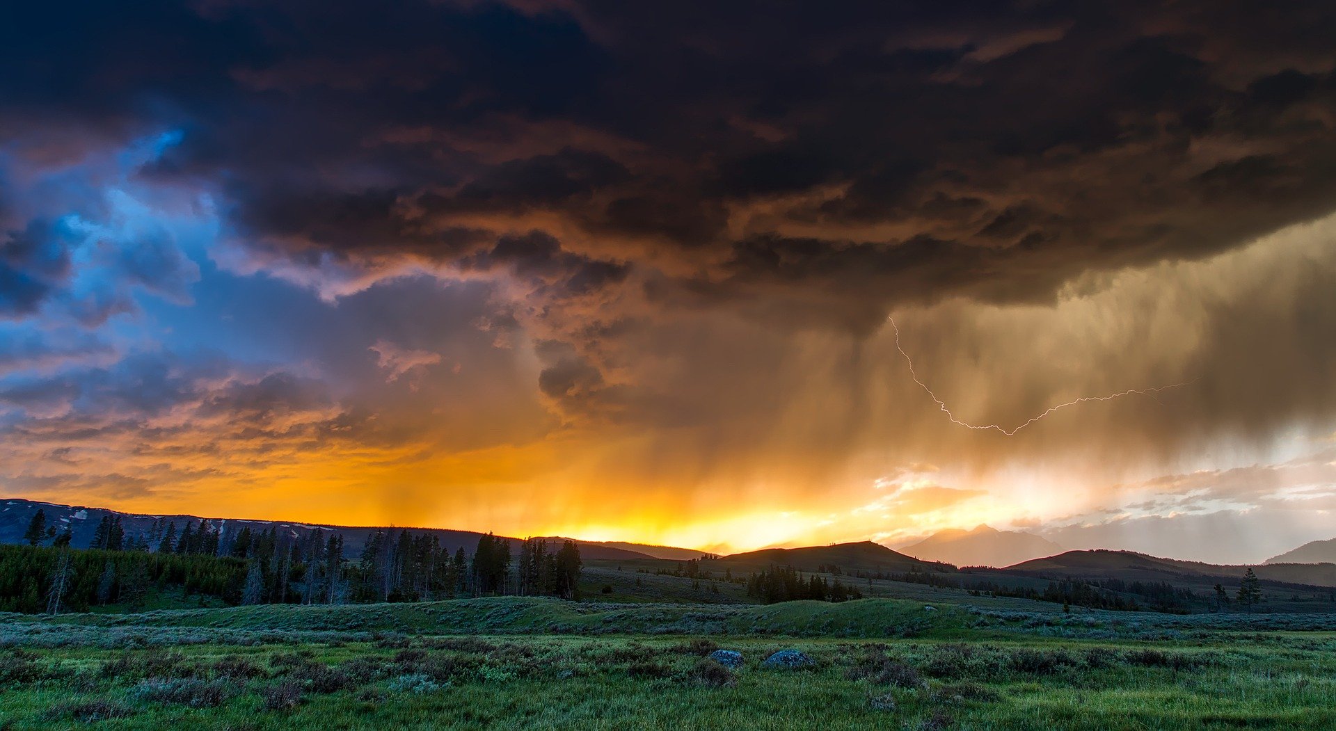 fotografía paisaje con nubes de lluvia al fondo