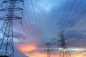fotografía de tendido eléctrico en una puesta de sol