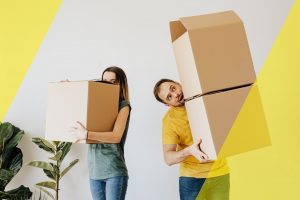 imagen de pareja joven mudándose a nueva casa