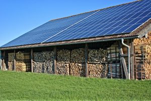 imagen de almacén con placas solares