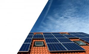 techo de tejas con placas solares