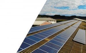Imagen de techo de placas metálicas con placas solares
