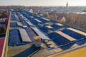 techo plano industrial con instalación fotovoltaica