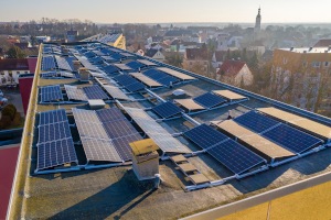 techo plano industrial con instalación fotovoltaica