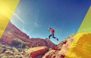 foto persona con energía positiva saltando en paisaje
